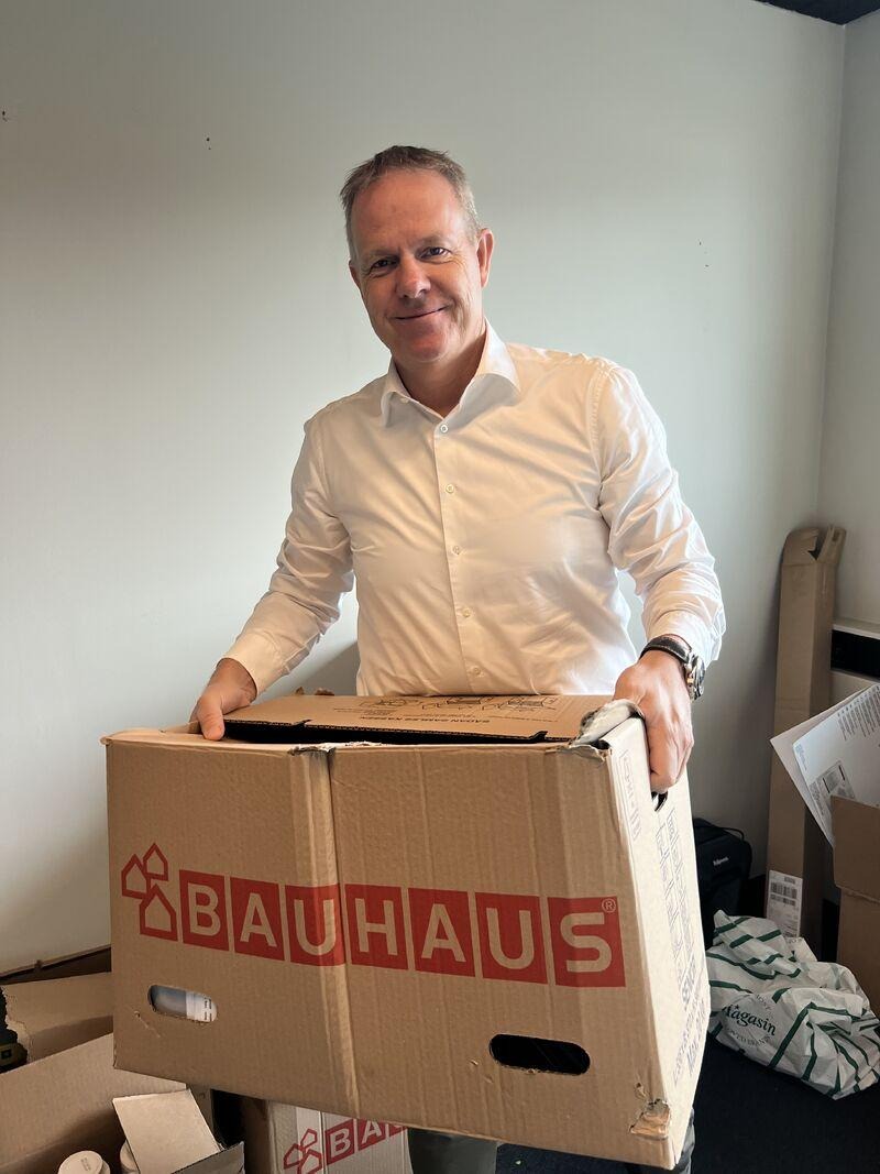 A Ramskov colleague carrying a moving box into the new office